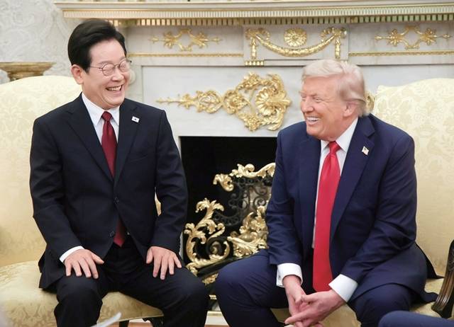이재명 대통령이 25일(현지 시간) 미국 워싱턴DC 백악관 오벌오피스에서 도널드 트럼프 미국 대통령과 한미 정상회담을 하며 함께 웃고 있다. 연합뉴스