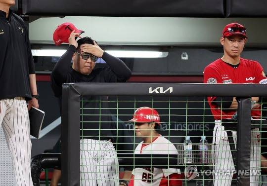 경기 지켜보는 이범호 감독