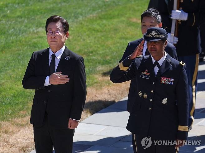 한미정상회담 참석차 미국 워싱턴DC를 방문 중인 이재명 대통령이 26일(현지시간) 워싱턴DC 인근 알링턴 국립묘지에서 무명용사탑을 참배하기 위해 이동하며 국기에 경례하고 있다. [사진출처=연합뉴스]