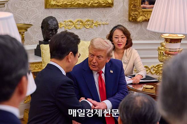 이재명 대통령이 25일(현지시간) 미국 워싱턴DC 백악관에서 도널드 트럼프 미국 대통령과 한미정상회담을 하고 있다. 오른쪽은 이연향 국무부 통역국장. [워싱턴DC=김호영 기자] 2025.08.26