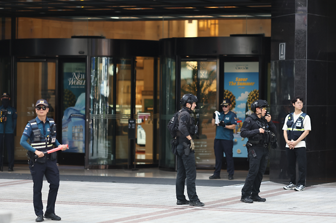 지난 5일 서울 중구 명동 신세계백화점 본점에 폭발물을 설치했다는 협박글이 온라인 커뮤니티에 올라와 현장 출동한 경찰이 주변을 통제하고 있다. [사진 = 연합뉴스]