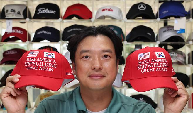 심기대 모자팩토리 대표가 서울 중구 본사에서 직접 제작한 ‘마스가(MASGA) 모자’를 소개하고 있다. 이충우 기자
