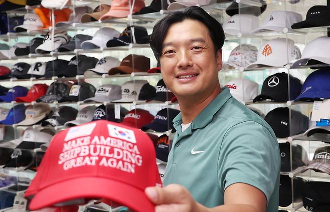 심기대 모자팩토리 대표가 서울 중구 본사에서 직접 제작한 ‘마스가(MASGA) 모자’를 소개하고 있다. 이충우 기자