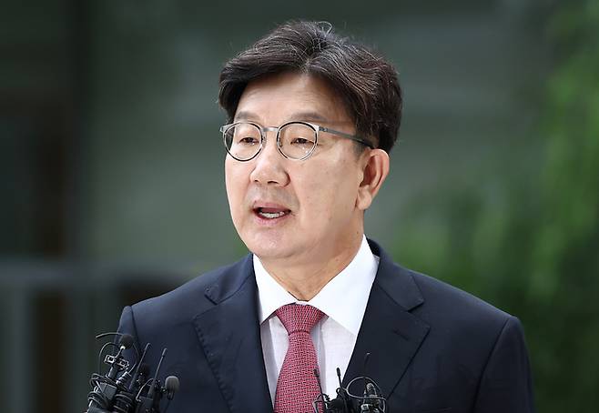 권성동 국민의힘 의원이 27일 오전 서울 종로구에 마련된 김건희 특검팀(특별검사 민중기) 사무실로 통일교 부정 청탁 의혹 관련 조사를 받기 위해 출석하며 취재진 질의에 답변하고 있다. [사진 뉴스1]