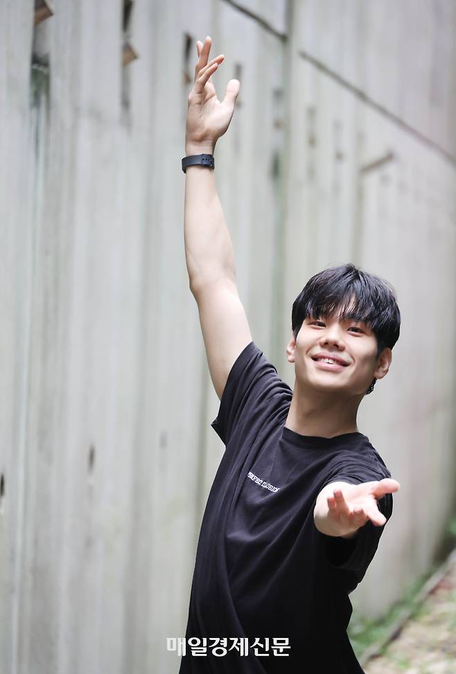 서울 서초구의 N스튜디오 연습장에서 만난 국립발레단 솔리스트 변성완이 환한 미소와 함께 발레 포즈를 취하고 있다. 이충우 기자
