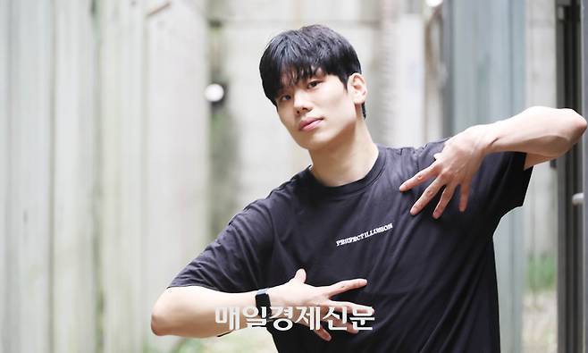 서울 서초구의 N스튜디오 연습장에서 만난 국립발레단 솔리스트 변성완이 포즈를 취하고 있다. 이충우 기자