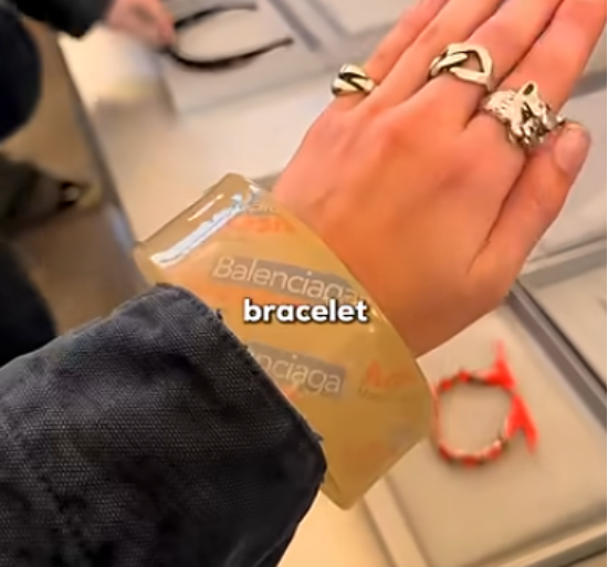 발렌시아가가 2024 F/W 컬렉션에서 선보인 테이프 모양 팔찌. (사진=유튜브 갈무리)