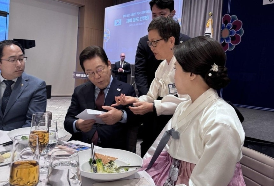 이재명 대통령이 지난 24일(현지시간) 워싱턴 DC에서 열린 동포 간담회서 주한인봉사교육단체협의회(미교협) 나눔터 최인혜 사무총장이 이 대통령에게 편지를 전달하고 있다. (사진=미교협)