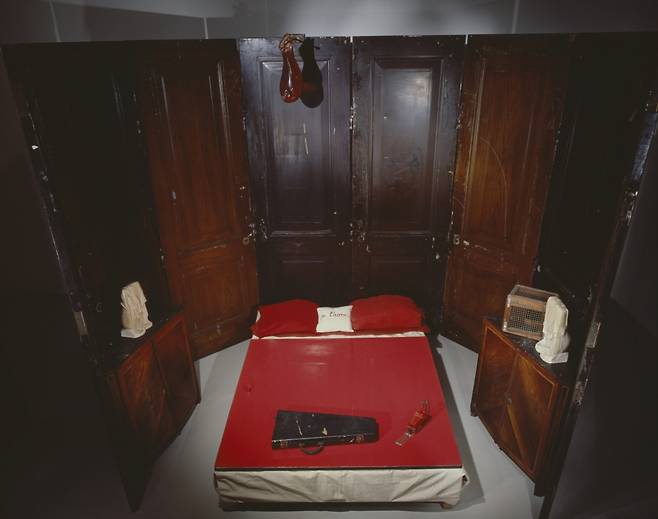루이즈 부르주아의 작품 '빨간 방'. Louise Bourgeois, Red Room (Parents), 1994, photo by Peter Ballamy. / 사진 = 삼성문화재단 제공