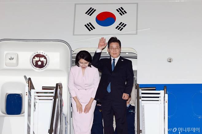 [필라델피아=뉴시스] 고범준 기자 = 미국 순방 일정을 마친 이재명 대통령과 김혜경 여사가 26일(현지 시간) 필라델피아 국제공항에서 공군1호기에 탑승해 인사하고 있다. 2025.08.27. bjko@newsis.com /사진=고범준