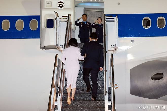 [필라델피아=뉴시스] 고범준 기자 = 미국 순방 일정을 마친 이재명 대통령과 김혜경 여사가 26일(현지 시간) 필라델피아 국제공항에서 공군1호기 오르고 있다. 2025.08.27. bjko@newsis.com /사진=고범준