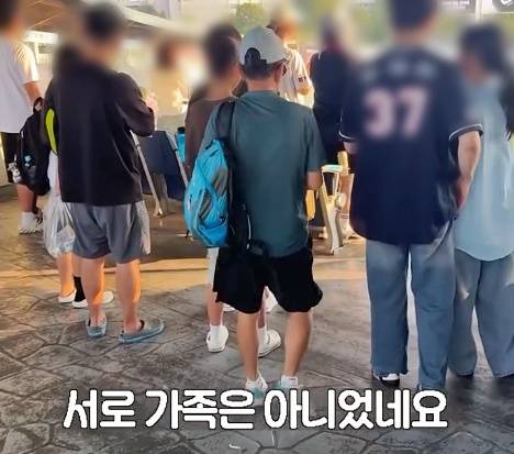 서울 잠실 야구장에서 한 남성이 경기를 관람 중인 여성들을 불법 촬영하는 모습이 포착돼 공분을 사고 있다./사진=인스타그램 'linked__account'