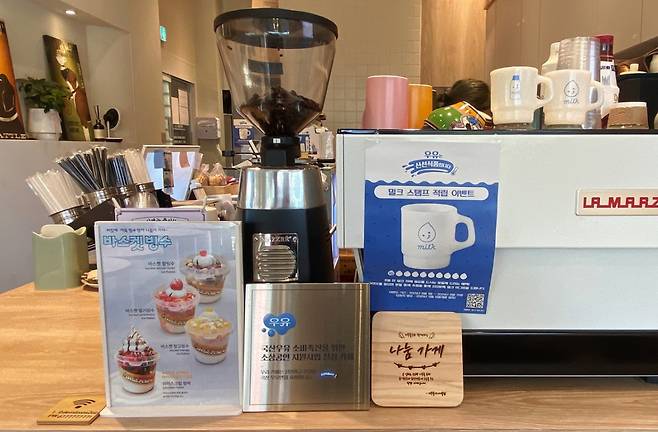 이 카페 내부 공간엔 '국산우유 사용점' 스티커와 현판이 비치돼 있다. 이는 이곳 손님들에게 신뢰를 톡톡히 준다는 게 박 대표의 설명이다. /사진=우유자조금관리위원회