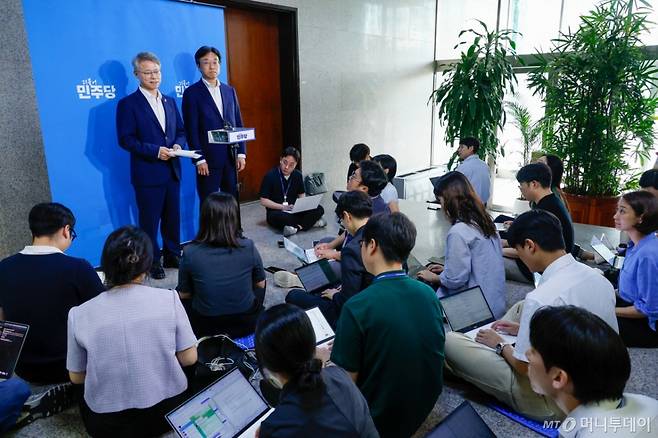 (서울=뉴스1) 안은나 기자 = 더불어민주당 국민주권 검찰 정상화 특별위원회 민형배 위원장과 이용우 간사가 27일 오후 서울 여의도 국회에서 당정대 실무회의 및 검찰개혁 당론안 초안 등 관련 브리핑을 하고 있다. 2025.8.27/뉴스1  Copyright (C) 뉴스1. All rights reserved. 무단 전재 및 재배포,  AI학습 이용 금지. /사진=(서울=뉴스1) 안은나 기자