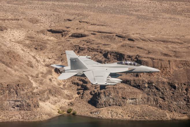 미군이 운용하는 EA-18G 그라울러 전자전 항공기. 적의 방공망과 통신을 전자적으로 교란·무력화하는 역할을 수행한다. 2006년 첫 비행 이후 160대 이상이 생산됐으며 원격 전자 교란 뿐 아니라 적진 깊숙이 침투해 전방 및 호위지원 재밍이 가능해 공격 편대의 생존성과 임무 성공에 필수적인 기체다. / 사진=보잉(Boeing)