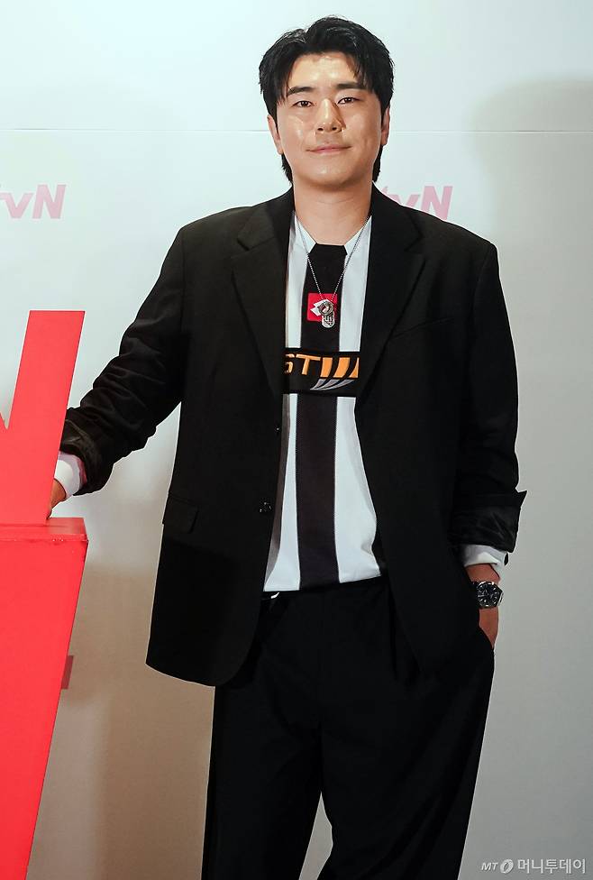 배우 이시언이  28일 오후 온라인으로 진행된 tvN 드라마 '플레이이어2: 꾼들의 전쟁' 제작발표회에 참석해 포즈를 취하고 있다. 2024. 05.28   사기꾼, 해커, 파이터, 드라이버! 더 강력해진 '꾼'들이 돌아왔다! '가진 놈'들을 시원하게 털어버리는 팀플레이 액션 사기극으로 오는 3일 첫 방송된다. 2024.05.28 <사진=tvN 제공> /사진=임성균