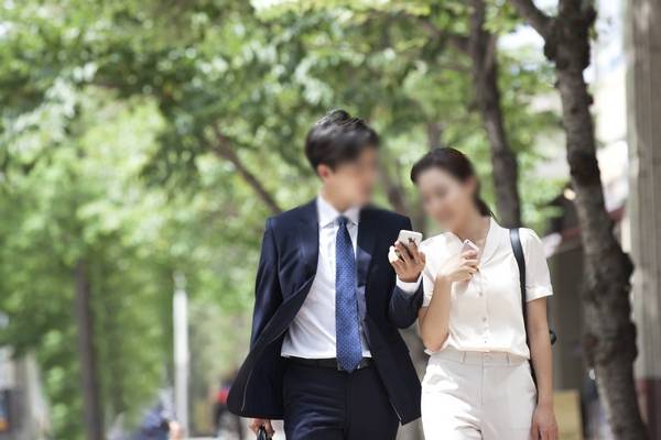 결혼 20년 차 유부남이 길에서 만난 이상형 여성에게 말을 걸어 함께 차를 마신 뒤 "친구로 지내자"고 제안한 사연이 전해졌다. 사진은 기사 내용과 직접적인 관련이 없음. /사진=클립아트코리아