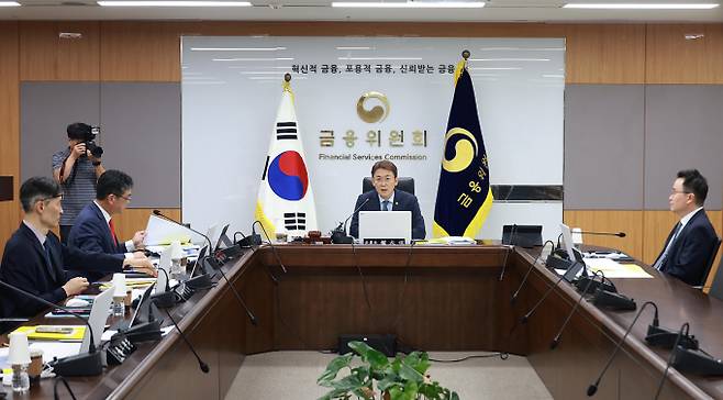 권대영 증권선물위원회 위원장이 27일 오후 서울 종로구 정부서울청사에서 개최한 증권선물위원회 회의 중 모두발언을 통해 향후 증권선물위원회 운영방향과 당부사항을 밝혔다./사진=금융위원회