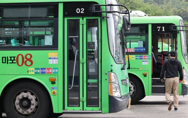 지난 5월 서울 은평공영차고지에 마을버스가 대기해 있다. 연합뉴스