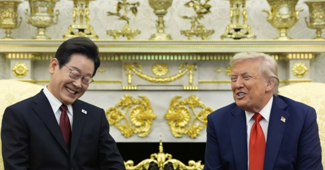 25일 미 백악관에서 열린 한미정상회담 도중 함께 웃는 이재명 대통령과 도널드 트럼프 미국 대통령. AP 연합뉴스