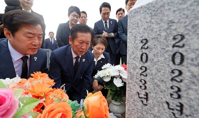 정청래는 대전으로…  : 정청래(앞쪽 왼쪽 두 번째) 더불어민주당 대표가 27일 오전 국립대전현충원의 채수근 상병 묘역을 참배하고 있다.  연합뉴스
