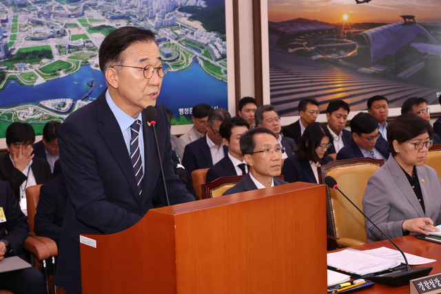 김윤덕 국토교통부 장관이 26일 국회 ‘12·29여객기참사 진상규명과 피해자 및 유가족의 피해구제를 위한 특별위원회’ 6차 전체회의에서 발언하고 있다. 연합뉴스