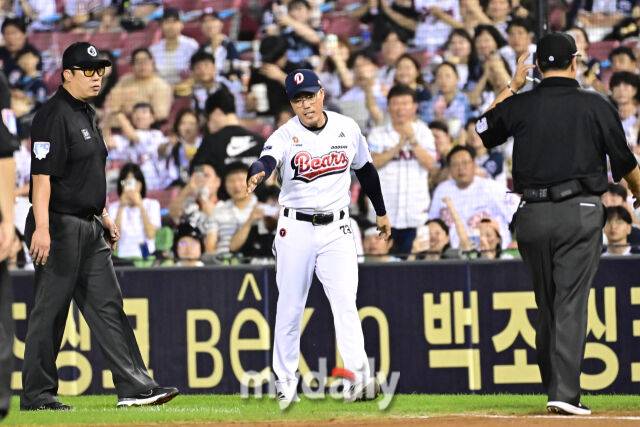 26일 서울 잠실야구장에서 열린 '2025 신한 SOL BANK KBO리그' 삼성 라이온즈와 두산 베어스 경기. 두산 조성환 감독 대행이 6회말 무사 두산 오명진의 타구가 비디오 판독 요청에 파울로 나오자 항의하고 있다./잠실 = 한혁승 기자