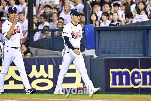 26일 서울 잠실야구장에서 열린 '2025 신한 SOL BANK KBO리그' 삼성 라이온즈와 두산 베어스 경기. 두산 조성환 감독 대행이 6회말 무사 두산 오명진의 타구가 비디오 판독 요청에 파울로 나오자 항의를 하고 퇴장 당했다./잠실 = 한혁승 기자