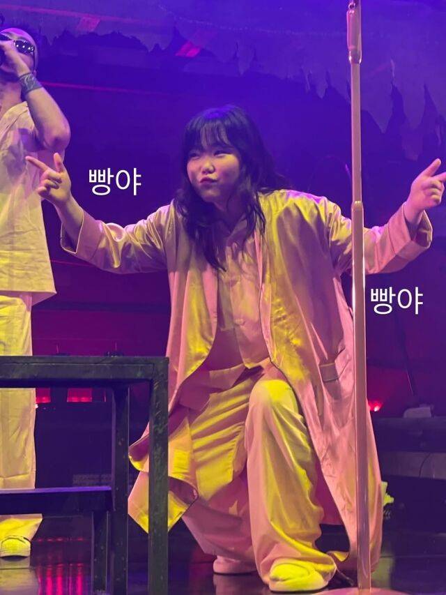 공연 중 익살스런 자세를 취한 이수현. /이수현 소셜미디어