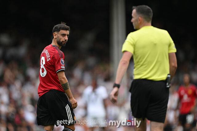 페널티킥 준비 과정 도중 심판과 부딪힌 뒤 강력하게 항의했던 브루노 페르난데스. /게티이미지코리아