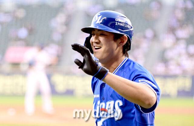 2025년 8월 27일 오후 서울 잠실구장에서 열린 '2025 신한 SOL뱅크 KBO 리그' 삼성 라이온즈와 두산 베어스의 경기. 삼성 구자욱이 1회초 2사 후 솔로 홈런을 친 뒤 기뻐하고 있다./잠실=유진형 기자