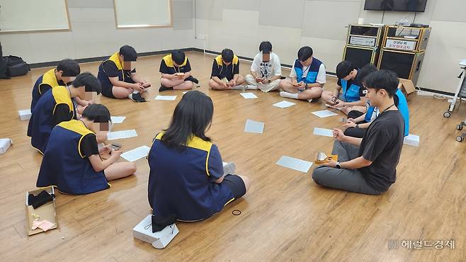 지난 25일 국립청소년인터넷드림마을에서 학생들이 둥글게 모여 앉아 가수 아이유의 ‘가을아침’ 악보를 보며 칼림바를 연주하고 있다. 안효정 기자.