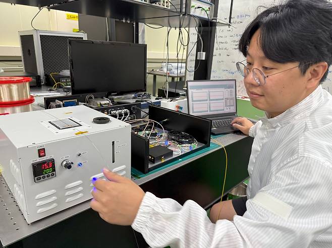 김대길 선임연구원이 광섬유 광주파수영역 반사계 기반 mm급 고정밀 액면 감지 기술을 연구하고 있다.[ETRI 제공]