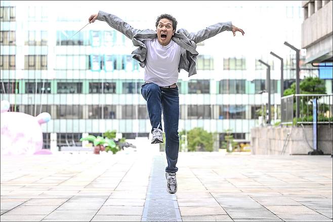 ‘춤추는 지휘자’로 불리는 백윤학은 과학고, 서울대 공대를 나와 뒤늦게 음악을 시작해, 미국 명문 커티스 음악원과 템플대에서 지휘와 오페라 코칭을 전공했다. [세종문화회관 제공]