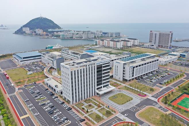 한국해양과학기술원(KIOST)는 최근 수중로봇을 이용한 선체청소로 발생하는 부산물이 해양생물 군집 구조 등에 영향을 미칠 수 있다는 연구결과를 내놨다. 사진은 부산 영도구에 있는 KIOST 본원 전경. [한국해양과학기술원 제공]