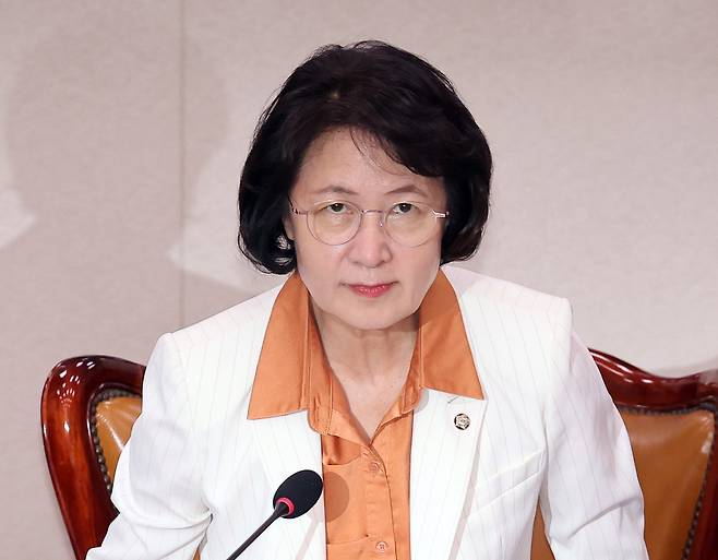 추미애 위원장이 26일 서울 여의도 국회에서 열린 법제사법위원회 전체회의에서 착석하고 있다. [연합]