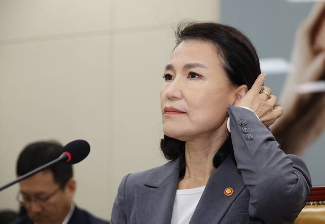 이진숙 방송통신위원장이 지난 20일 서울 여의도 국회에서 열린 과학기술정보방송통신위원회 전체회의에서 질의에 답변한 뒤 의원들의 발언을 듣고 있다. [연합]