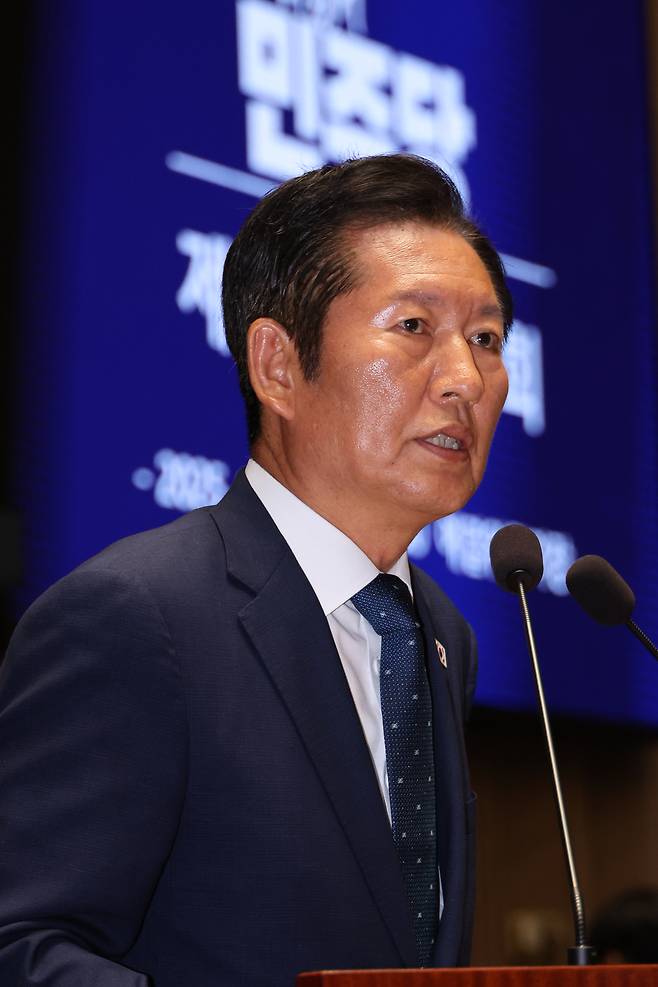 정청래 더불어민주당 대표가 27일 서울 여의도 국회에서 열린 의원총회에서 발언하고 있다. [연합]