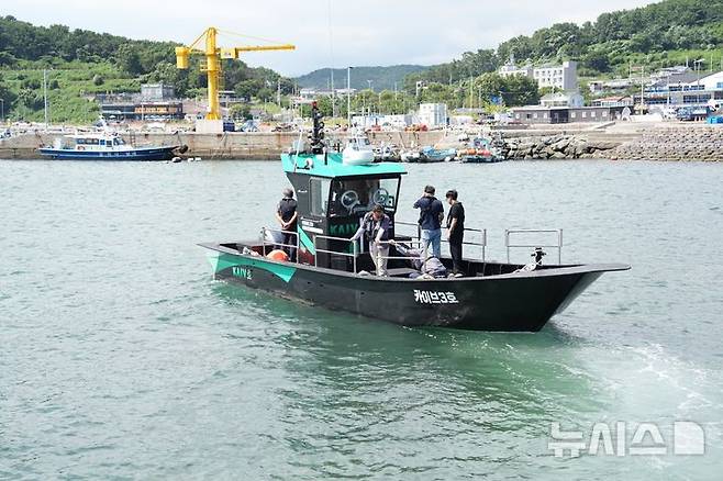 [서울=뉴시스] 부산 강서구 천성항에서 열린 국내 최초 HDPE(고밀도 폴리에틸렌) 어선 '카이브 3호' 승선 체험 모습.