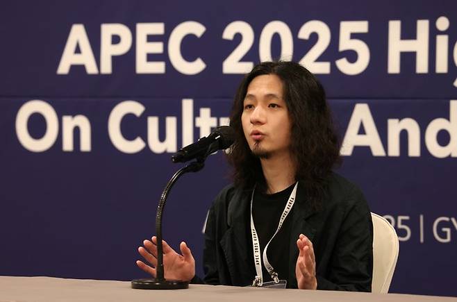 권한슬 영화감독이 27일 경주 힐튼호텔에서 열린 '아시아태평양경제협력체(APEC) 2025 문화산업고위급대화'에 참가, 취재진과 인터뷰하고 있다. (사진=문체부 제공) *재판매 및 DB 금지