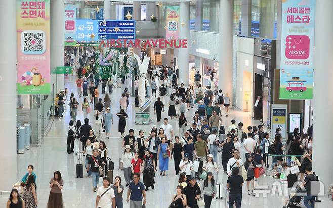 [인천공항=뉴시스] 황준선 기자 = 17일 인천국제공항 제1터미널 면세구역의 모습.인천국제공항 임대료를 두고 중국 관광객 감소와 소비자 구매패턴 변화 등으로 인한 적자로 임대료 인하를 요구한 면세점 업계에 대해 인천공항공사는 수용 불가 입장을 밝혀 면세점 측은 사업 철수까지 고려하는 등 갈등이 깊어지고 있다. 2025.08.17. hwang@newsis.com