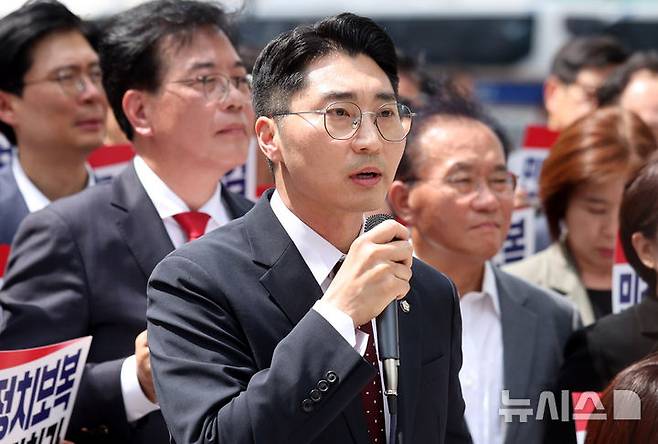 [서울=뉴시스] 추상철 기자 = 박준태 국민의힘 의원이 지난 18일 오후 서울 종로구 KT 광화문빌딩 웨스트에 마련된 김건희 여사 의혹을 수사하는 민중기 특별검사 사무실 앞에서 열린 '국민의힘 현장 비상의원총회-야당탄압 정치보복 압수수색 항의방문'에서 발언을 하고 있다. 2025.08.18. scchoo@newsis.com