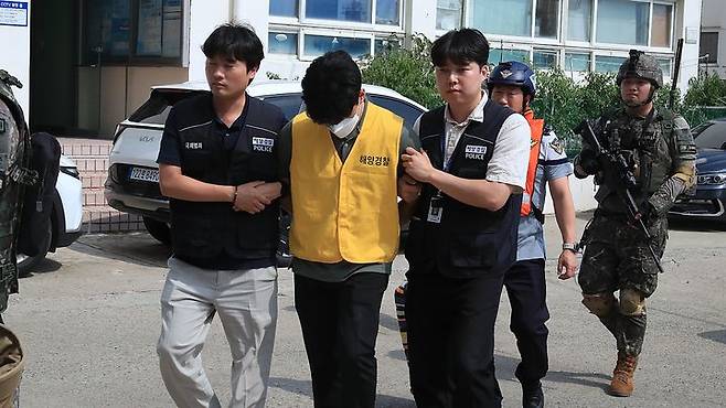 [부산=뉴시스] 하경민 기자 = 27일 부산 수영구 민락항에서 부산해경, 육군 53사단 부산여단 등이 경제사범 해외 도피를 위한 밀항 시도한 이들을 체포해 합송하는 훈련을 하고 있다. (사진=부산해경 제공) 2025.08.27. photo@newsis.com *재판매 및 DB 금지