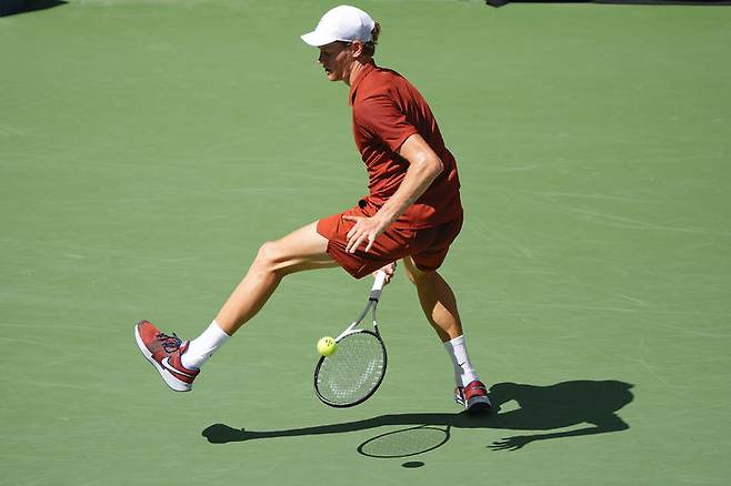 [뉴욕=AP/뉴시스] 얀니크 신네르(1위·이탈리아)가 26일(현지 시간) 미국 뉴욕의 빌리진킹 내셔널 테니스 센터에서 열린 US 오픈 남자 단식 1회전에서 비트 코트리바(89위·체코)와 경기하고 있다. 신네르가 3-0(6-1 6-1 6-2)으로 완승하고 2회전에 올랐다. 2025.08.27.