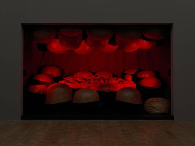 아버지의 파괴(The Destruction of the Father), 1974-2017 보존용 폴리우레탄 수지, 목재, 천, 붉은 조명 237.8 x 362.3 x 248.6 cm 글렌스톤 미술관 소장, 포토맥, 메릴랜드, 미국 사진: 크리스토퍼 버크© The Easton Foundation / Licensed by SACK, Korea *재판매 및 DB 금지
