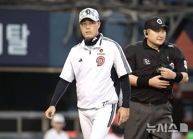 [서울=뉴시스] 정병혁 기자 = 5일 서울 송파구 잠실야구장에서 열린 2025 KBO리그 KIA 타이거즈와 두산 베어스의 경기, 4회말 1사 2, 3루 상황 두산 김인태 체크 스윙 때 조성환 감독대행이 판정에 어필하고 있다. 2025.06.05. jhope@newsis.com