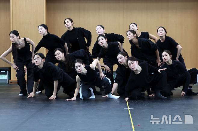 [서울=뉴시스] 박진희 기자 = 국립무용단 '사자의 서' 출연 무용수들이 27일 서울 중구 국립극장 헤오름극장 연습실에서 주요 장면을 시연하고 있다. 2025.08.27. pak7130@newsis.com