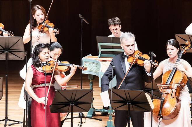[서울=뉴시스] 지난 26일 서울 서초구 예술의전당 콘서트홀에서 바이올리니스트 길 샤함과 아델 앤서니 부부가 현악 앙상블 세종솔로이스츠와 협연을 가졌다. (사진=세종솔로이스츠 제공) 2025.08.27. photo@newsis.com *재판매 및 DB 금지