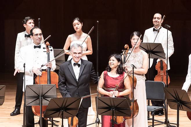 [서울=뉴시스] 지난 26일 서울 서초구 예술의전당 콘서트홀에서 바이올리니스트 길 샤함과 아델 앤서니 부부가 현악 앙상블 세종솔로이스츠와 협연을 가졌다. (사진=세종솔로이스츠 제공) 2025.08.27. photo@newsis.com *재판매 및 DB 금지