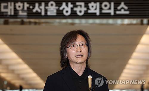 소감 밝히는 주병기 공정거래위원장 후보자 (서울=연합뉴스) 이진욱 기자 = 주병기 공정거래위원장 후보자가 14일 인사 청문 준비 사무실이 있는 서울 중구 대한상공회의소로 출근하며 지명 소감을 밝히고 있다. 2025.8.14 cityboy@yna.co.kr